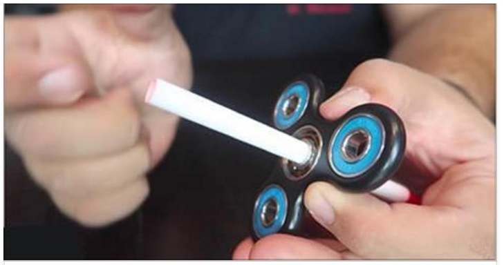 INSERISCE UNA MATITA IN UN ''FIDGET SPINNER'': POI CI MOSTRA 6 TRUCCHI DI MAGIA FANTASTICI - 16/05/2017