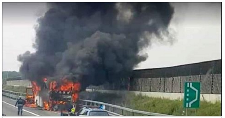 A4, IL PULLMAN DEI BAMBINI IN GITA SCOLASTICA PRENDE FUOCO - 18/05/2017