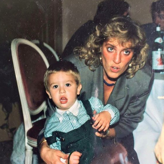FEDEZ CONDIVIDE QUESTA FOTO MA VOI VE NE SIETE ACCORTI? I COMMENTI SI SCATENANO: ECCO COSA SALTA FUORI DA SUA MADRE - 17/05/2017
