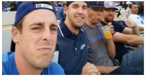 4 RAGAZZI MANDANO QUESTA FOTO ALLE LORO MAMME: MA IL SELFIE CHE RICEVONO COME RISPOSTA E' 1000 VOLTE MEGLIO - 04/06/2017