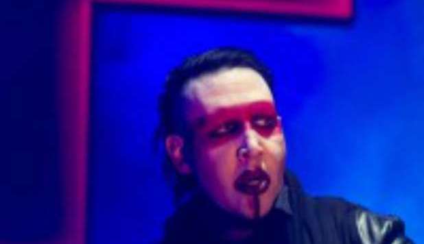 MARILYN MANSON VOMITA E SVIENE DURANTE IL CONCERTO - VIDEO - 09/02/2013