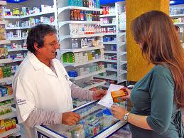 'NA DONNA ENTRA IN FARMACIA: - 29/03/2012