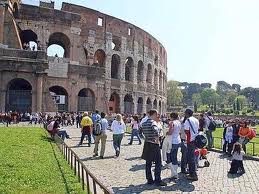 A ROMA UN TURISTA STA AMMIRA' ER COLOSSEO QUANNO AD UN TRATTO UN TIZIO JE PASSA DAVANTI SFRECCIANDO SU NA' VESPA E JE GRIDA: - 01/04/2012