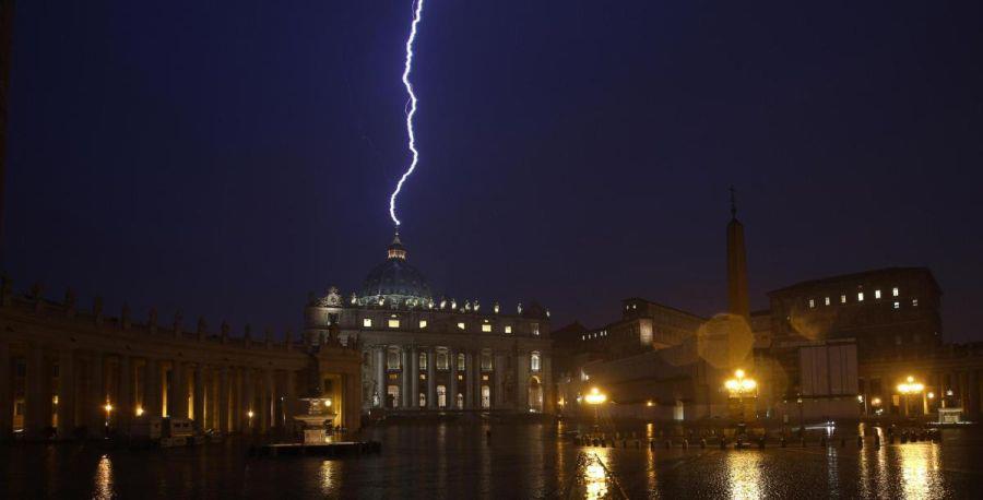 Nel giorno dell'annuncio choc, un fulmine colpisce la Cupola - 11/02/2013