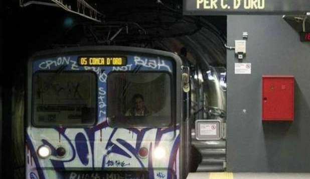 ROMA, SI GETTA SUI BINARI DELLA METRO E MUORE: 'I SOCCORSI SONO STATI INUTILI' - 16/02/2013