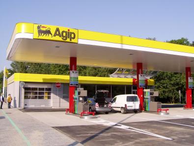 UN UOMO ENTRA NELL'UFFICIO DE 'N DISTRIBUTORE DE BENZINA: - 27/03/2012