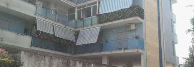 BIMBO AUTISTICO SPINGE LA SORELLINA DI TRE ANNI GIÙ DAL BALCONE. ''È GRAVISSIMA'' - 28/06/2013