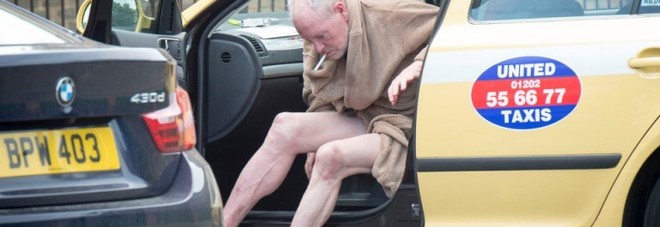 PAUL GASCOIGNE NEI GUAI: L'EX CAMPIONE FOTOGRAFATO UBRIACO E NUDO ALL'USCITA DA UN TAXI - 13/07/2016