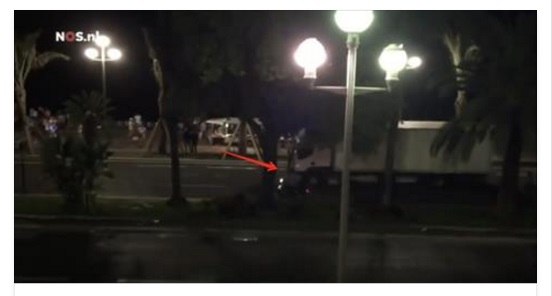 ATTENTATO A NIZZA, POLIZIOTTO EROE PROVA A FERMARE IL CAMION: UCCISO DAL TERRORISTA - VIDEO SHOCK - 15/07/2016