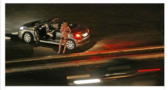 ROMA - VA DA UNA PROSTITUTA PER UN RAPPORTO SESSUALE MA QUELLO CHE SUCCEDE E' ASSURDO - 18/07/2016