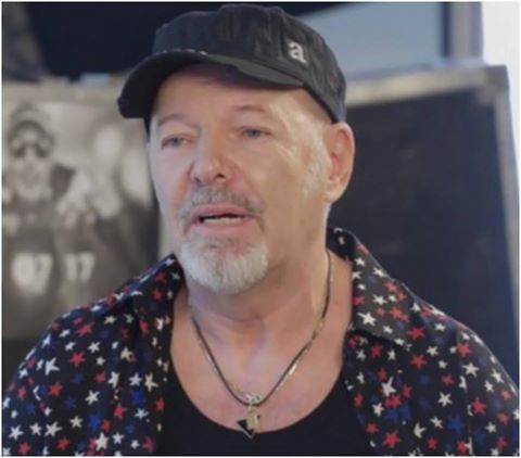 AVETE MAI VISTO IL FIGLIO DI VASCO ROSSI? OGGI HA 30 ANNI ED ECCO COSA SI NASCONDE DIETRO LA SUA PATERNITA' - 02/07/2017