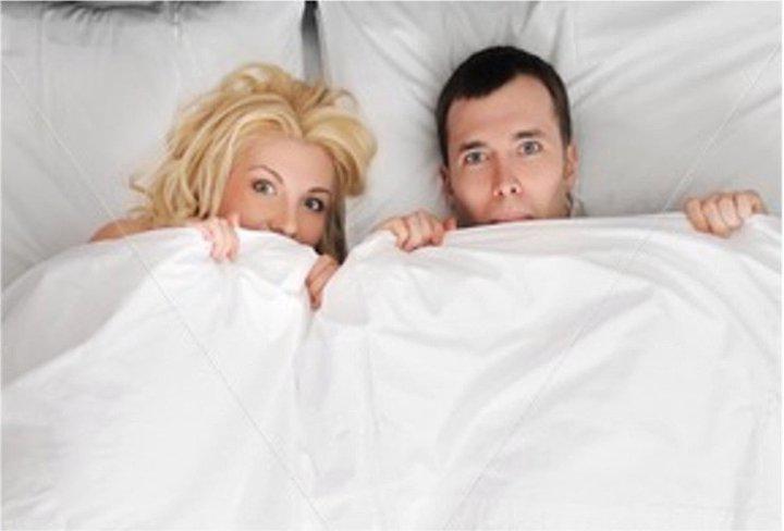 UN UOMO E 'NA DONNA DORMONO NELLO STESSO LETTO; IMPROVVISAMENTE LA DONNA SE SVEJA E URLA !! - 23/03/2012