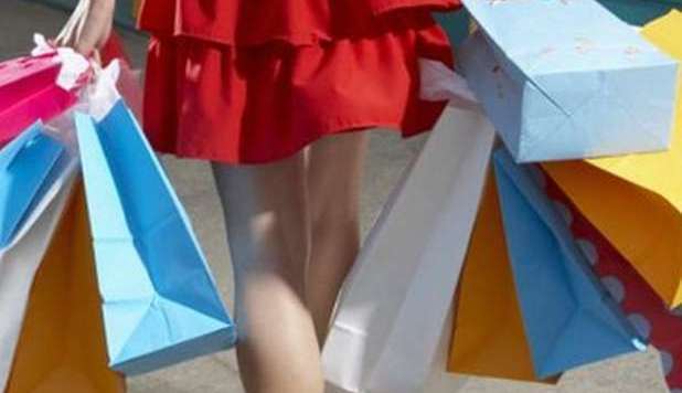 RUBA UN VESTITO FIRMATO MA EVITA LA DENUNCIA: 'È MALATA DI SHOPPING' - 15/09/2012