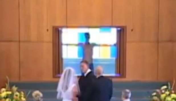FA IRRUZIONE NUDO DURANTE LE NOZZE: SPOSI LO CACCIANO -VIDEO - 31/10/2012