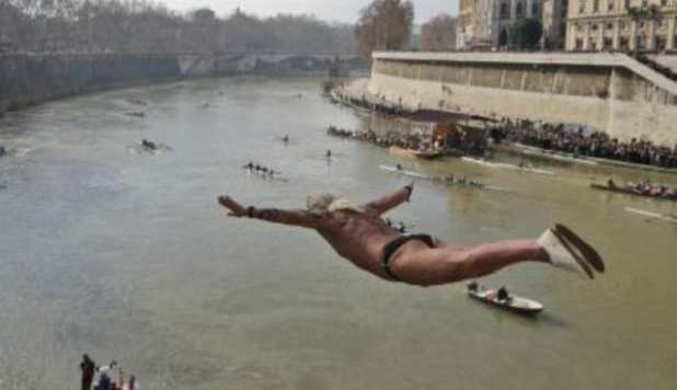 TUFFO NEL TEVERE PER SALUTARE IL 2013. È L'ULTIMA VOLTA DI 'MISTER OK' - FOTO - 01/01/2013