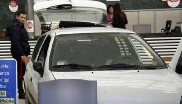 ROMA, MANCANO 2MILA EURO SUL CONTO: ENTRA IN POSTA CON L'AUTO - 25/01/2013