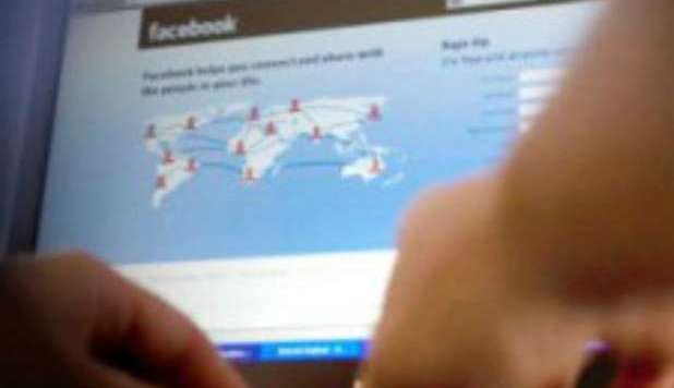 VA MALE A SCUOLA E IL PAPÀ LE VIETA L'USO DI FACEBOOK: 14ENNE SI GETTA NEL DIRUPO. - 02/03/2013