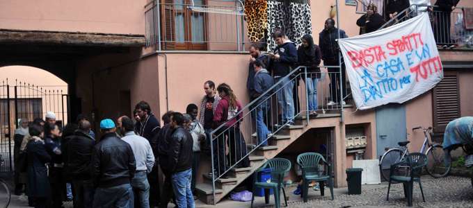 Ha la casa all'asta: disoccupato si dà fuoco con moglie e figlia - 14/05/2013