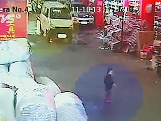 BAMBINA DI DUE ANNI INVESTITA DA UN CAMION TRA L'INDIFFERENZA DELLA GENTE - VIDEO SHOCK - 15/05/2013