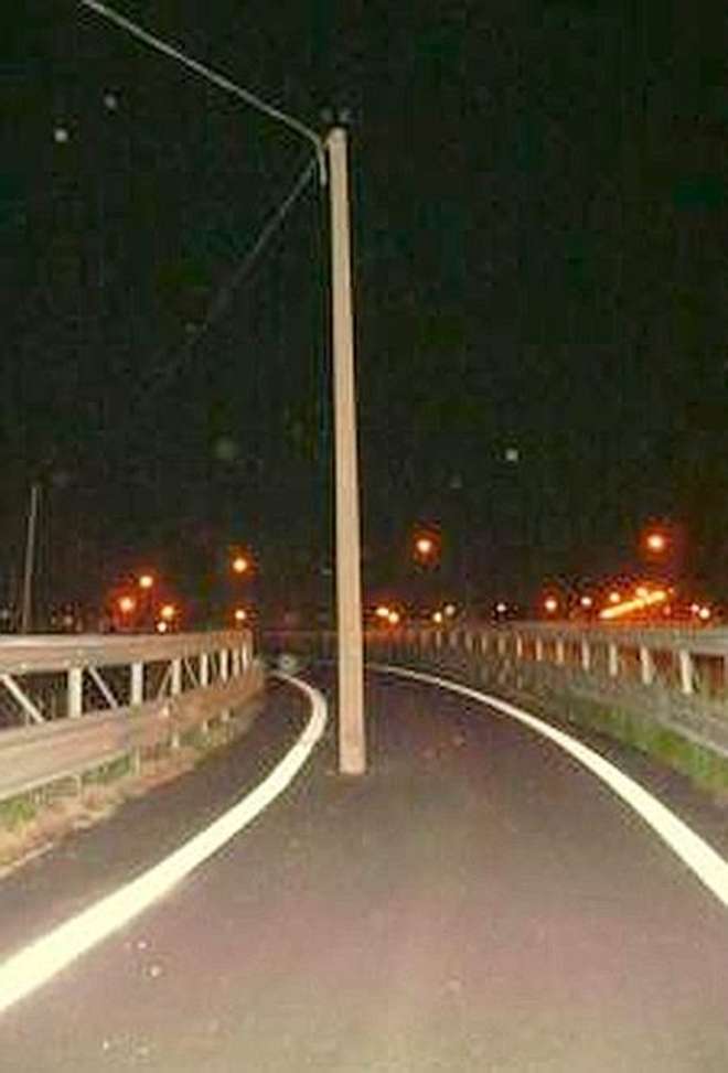 PALO DELLA LUCE AL CENTRO DELLO SVINCOLO DELL'AUTOSTRADA. INCREDIBILE - 23/05/2013