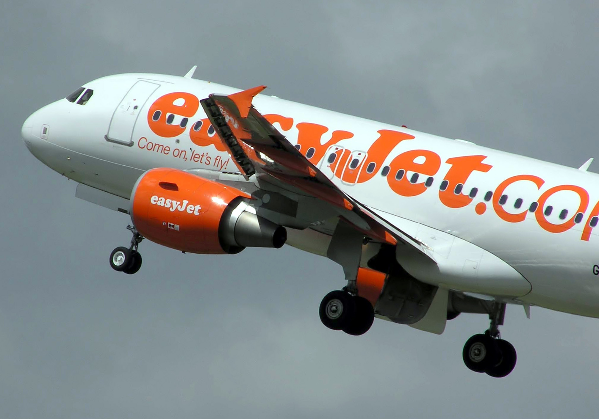 EASYJET, SI ROMPE IL FINESTRINO IN VOLO: ATTERRAGGIO DI EMERGENZA - 23/05/2013