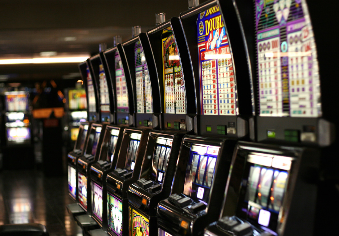 MAMMA ESCE PER GIOCARE ALLE SLOT-MACHINE, BIMBO DI 18 MESI LASCIATO SOLO IN CASA - 28/05/2013