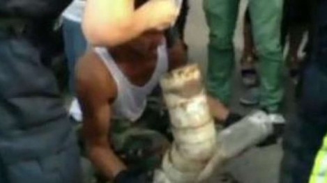 NEONATO NEL WATER, VIVO PER MIRACOLO. IL VIDEO CHOC DEL SALVATAGGIO - GUARDA - 30/05/2013