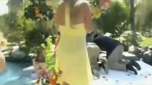 PAZZO MATRIMONIO: SPOSA E PRETE FINISCONO A MOLLO. IL VIDEO FA IL GIRO DEL WEB - 01/07/2013