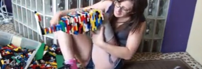 CHRISTINA HA UNA GAMBA AMPUTATA, COSTRUISCE UNA PROTESI CON I LEGO - 03/07/2013