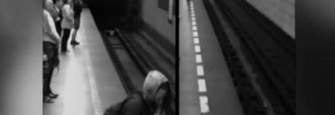 RAGAZZA SI ADDORMENTA E CADE TRA I BINARI DELLA METRO QUANDO PASSA IL TRENO: ILLESA - VIDEO - 03/07/2013