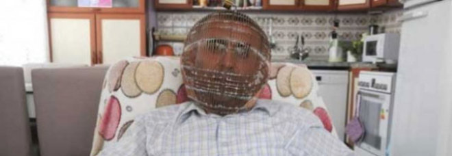 NON RIESCE A SMETTERE DI FUMARE: SI CHIUDE LA TESTA IN UNA GABBIA - VIDEO - 05/07/2013