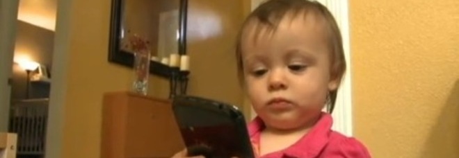 BIMBA DI UN ANNO COMPRA UN'AUTO SU EBAY CON IL TELEFONINO DI SUO PADRE - 11/07/2013