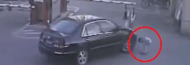 BIMBO TRAVOLTO E SCHIACCIATO DA UN'AUTO. LA FOLLA LO SALVA SOLLEVANDOLA - VIDEO CHOC - 12/07/2013