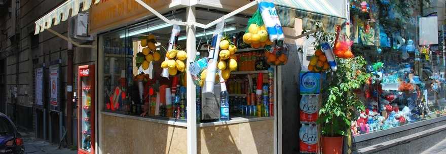 BIMBO DI 12 ANNI CHIEDE ACQUA GRATIS, LA TITOLARE CINESE GLIELA TIRA ADDOSSO - 12/07/2013