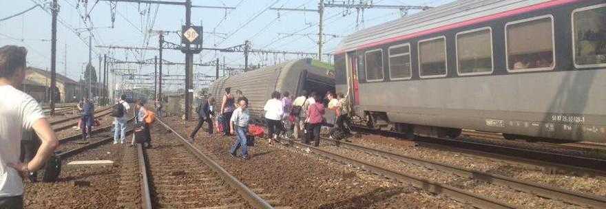 DERAGLIA UN TRENO: 6 MORTI. ''FERITI INTRAPPOLATI TRA LE LAMIERE'' - FOTO - 12/07/2013