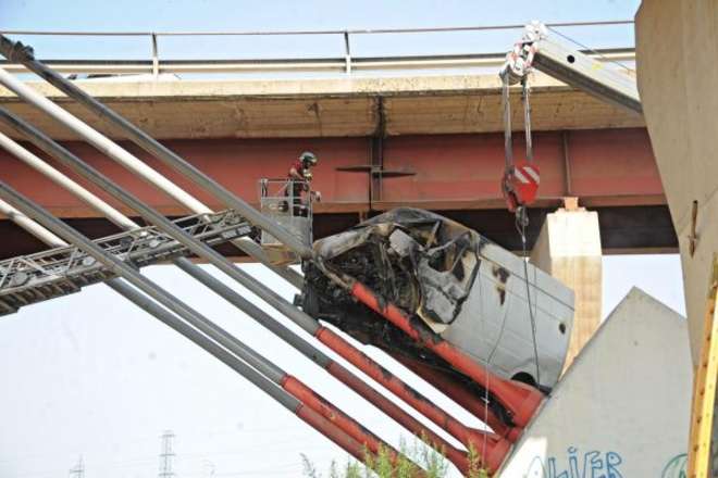 INCIDENTE SPETTACOLARE: IL FURGONE CADE DAL VIADOTTO E RESTA IN BILICO - FOTO - 16/07/2013