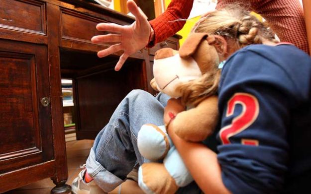 Frusta la Figlia di 8 Anni Perchè Non lo Lascia Dormire - 03/09/2013