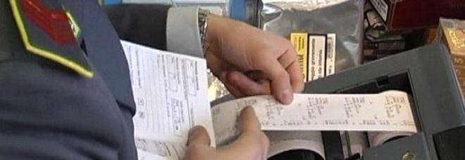 Commerciante non batte lo scontrino da 35 centesimi, finanzieri fanno una multa di 156 Euro - 17/10/2013