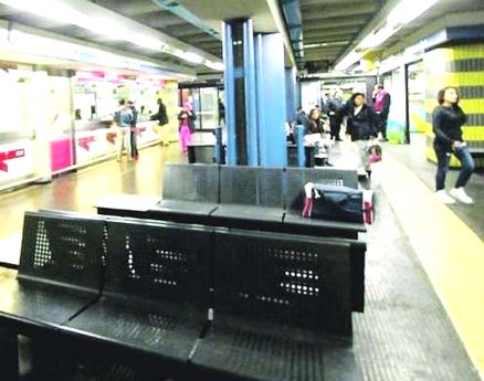 STAZIONE METRO DI ROMA: NOMADE RAPISCE NEONATO STRAPPANDOLO DALLE BRACCIA DELLA MADRE - 13/11/2013