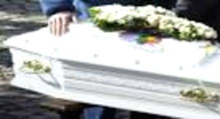 APRE LA BARA DELLA FIGLIA NEONATA MORTA E SCOPRE CHE E' VIVA - 19/11/2013
