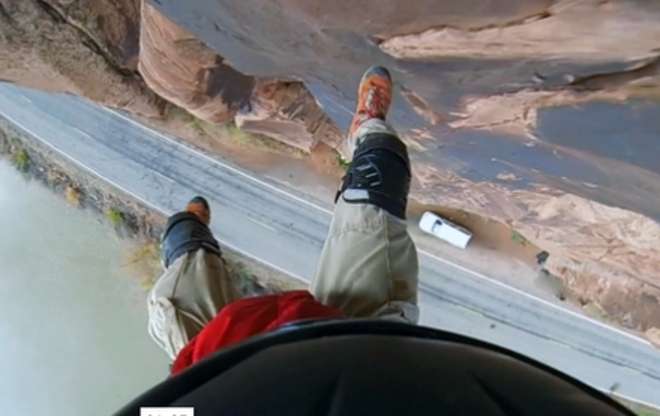 FILMA IL SUO SCHIANTO CON IL BASE JUMPING: ''VIVO PER MIRACOLO'' - 10/12/2013