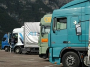 SEGUE IL NAVIGATORE E SI RITROVA IN BILICO SU UN BURRONE. SALVATO DAI SOCCORSI - 13/12/2013