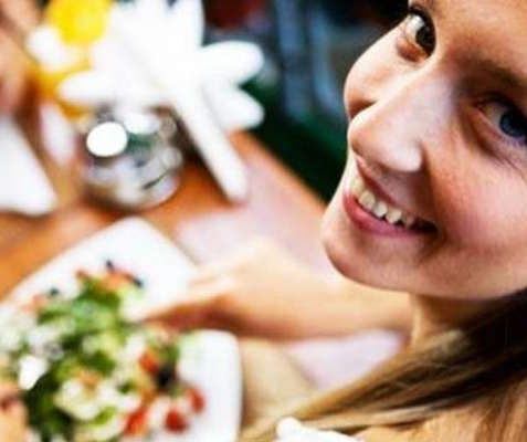 ECCO GLI ORARI GIUSTI PER NON INGRASSARE MANGIANDO - 19/12/2013