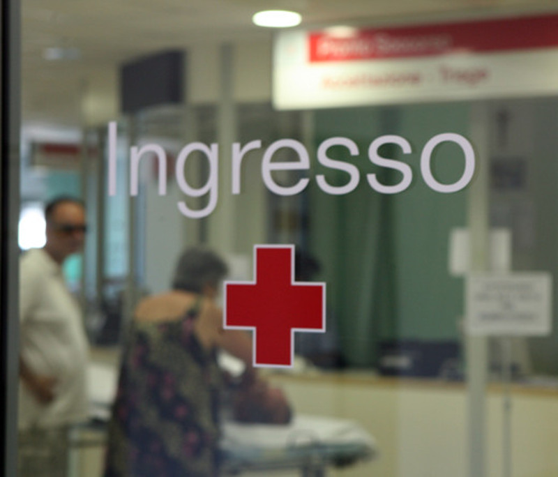 COMPRA UNA BOTTIGLIETTA D'ACQUA, BEVE E FINISCE AL PRONTO SOCCORSO - 31/12/2013