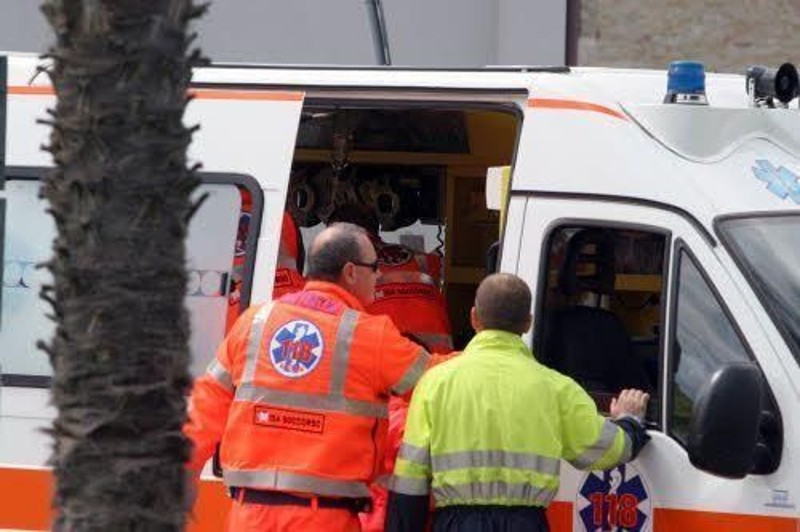SCAPPA DAL BALCONE PER ANDARE DALL'EX, CADE E MUORE - 31/12/2013