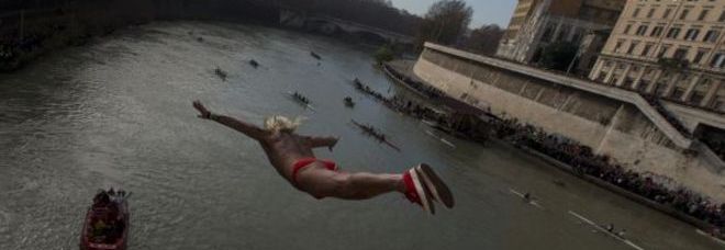 ROMA, MISTER OK SI TUFFA NEL TEVERE PER LA 26ESIMA VOLTA DAVANTI A CENTINAIA DI CURIOSI - 01/01/2014