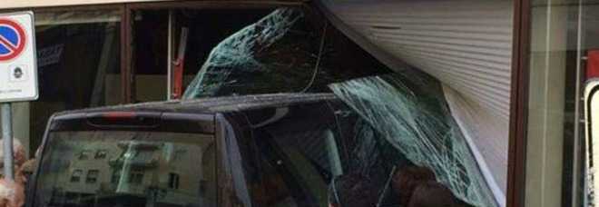ANZIANO IN SUV SFONDA LA VETRINA DI UNA BANCA: MORTA UNA DONNA - FOTO - 03/01/2014