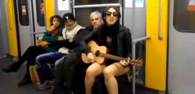 LA RAGAZZA ENTRA IN METRO: SI SFILA I PANTALONI E RESTA NUDA - VIDEO - 13/01/2014