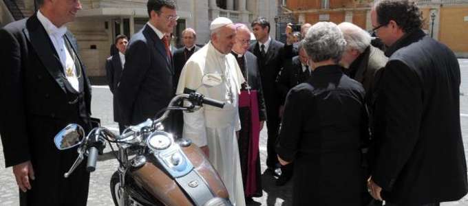 PAPA FRANCESCO METTE ALL'ASTA LA SUA HARLEY. IL RICAVATO ANDRA' ALL'OSTELLO DEI SENZATETTO - 15/01/2014