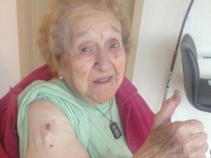 FESTEGGIA IL SUO COMPLEANNO CON UN TATUAGGIO. HA 103 ANNI E SI TATUA UN CUORE - 26/01/2014